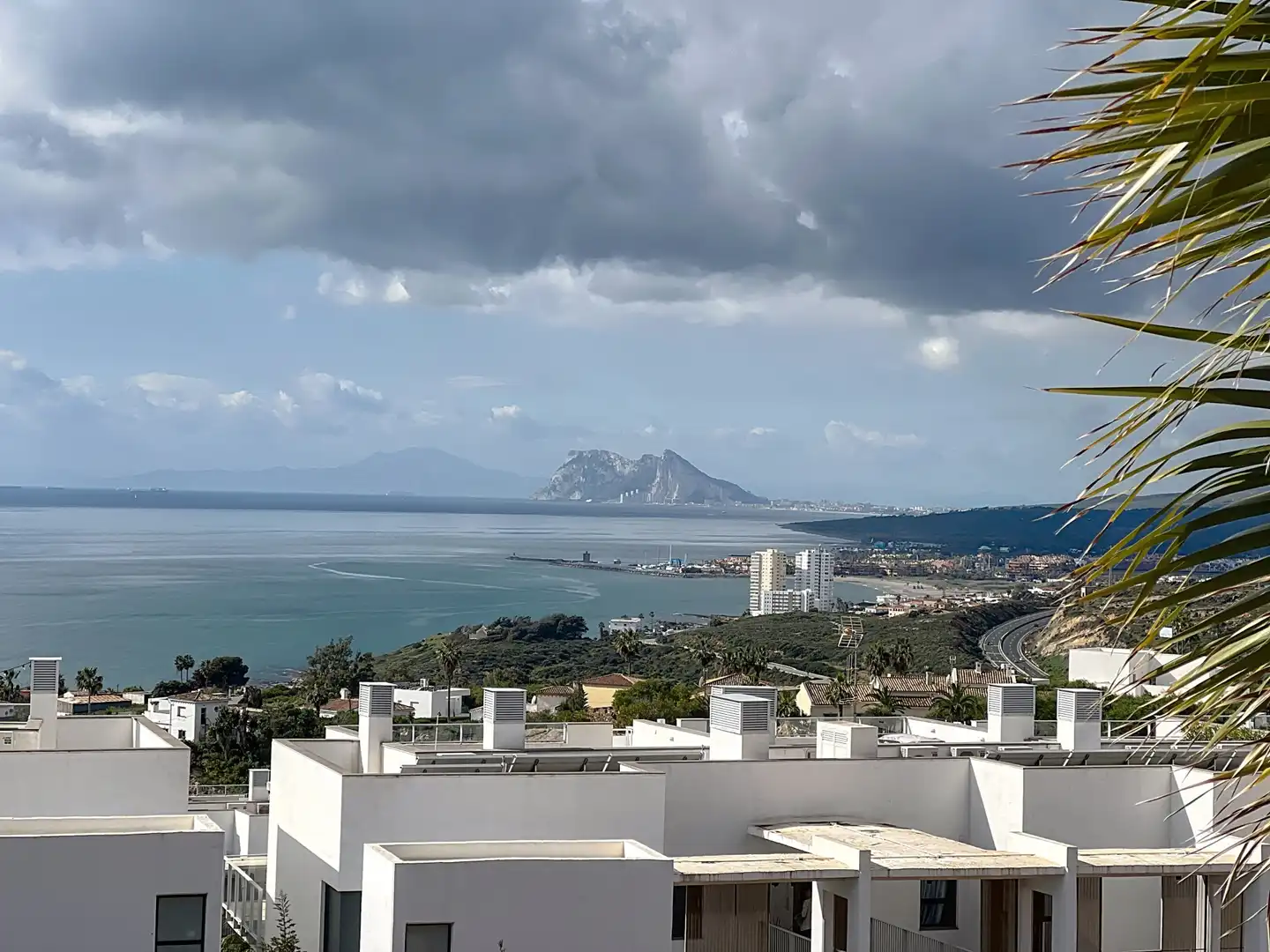 Vista exterior de Àtic en venda en Manilva amb Aire condicionat, Terrassa i Piscina