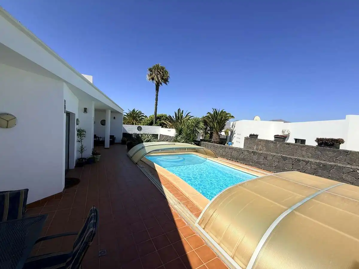 Vista exterior de Casa o chalet en venta en Yaiza con Aire acondicionado, Jardín privado y Piscina