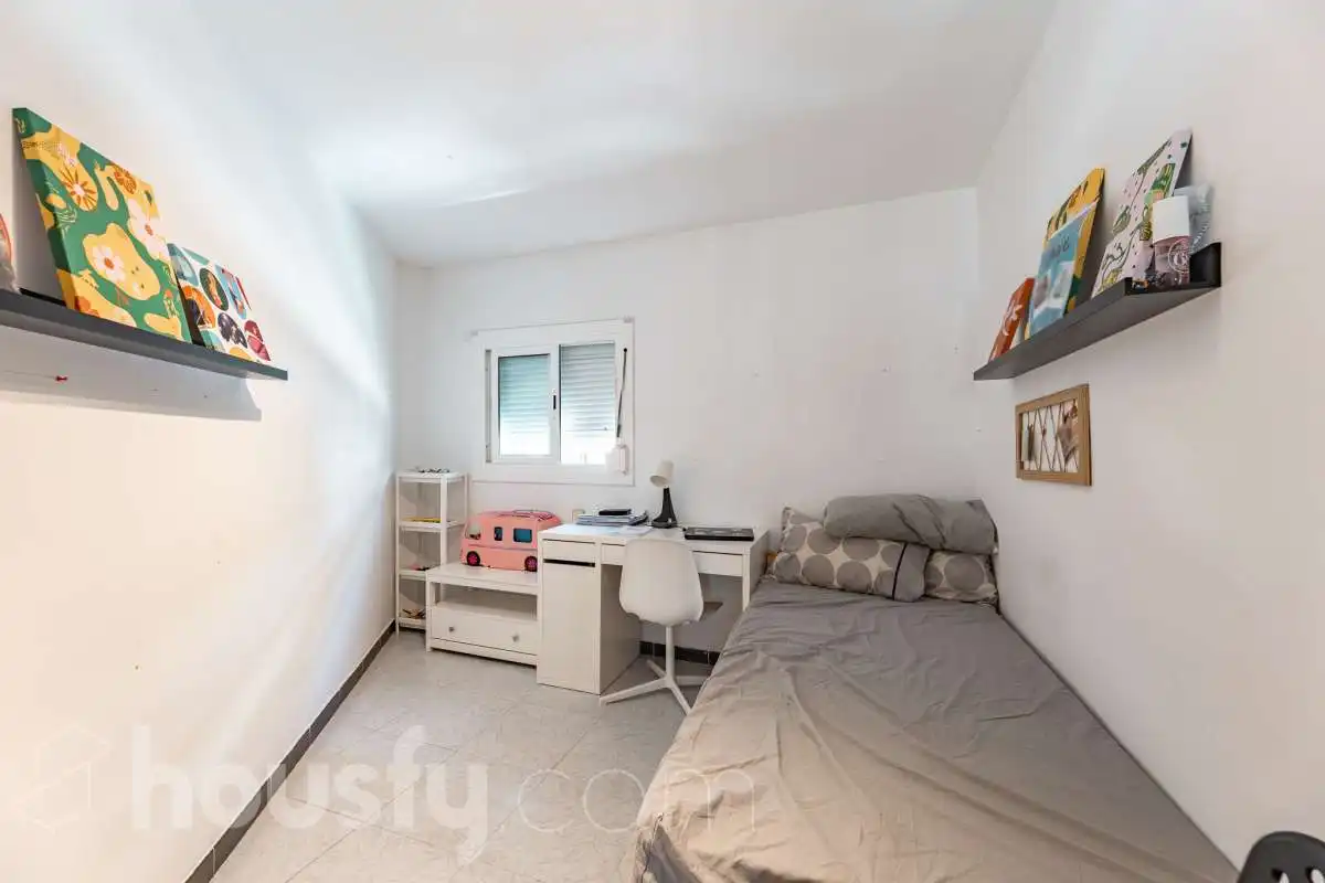 Dormitori de Apartament en venda en Gavà amb Aire condicionat, Terrassa i Moblat