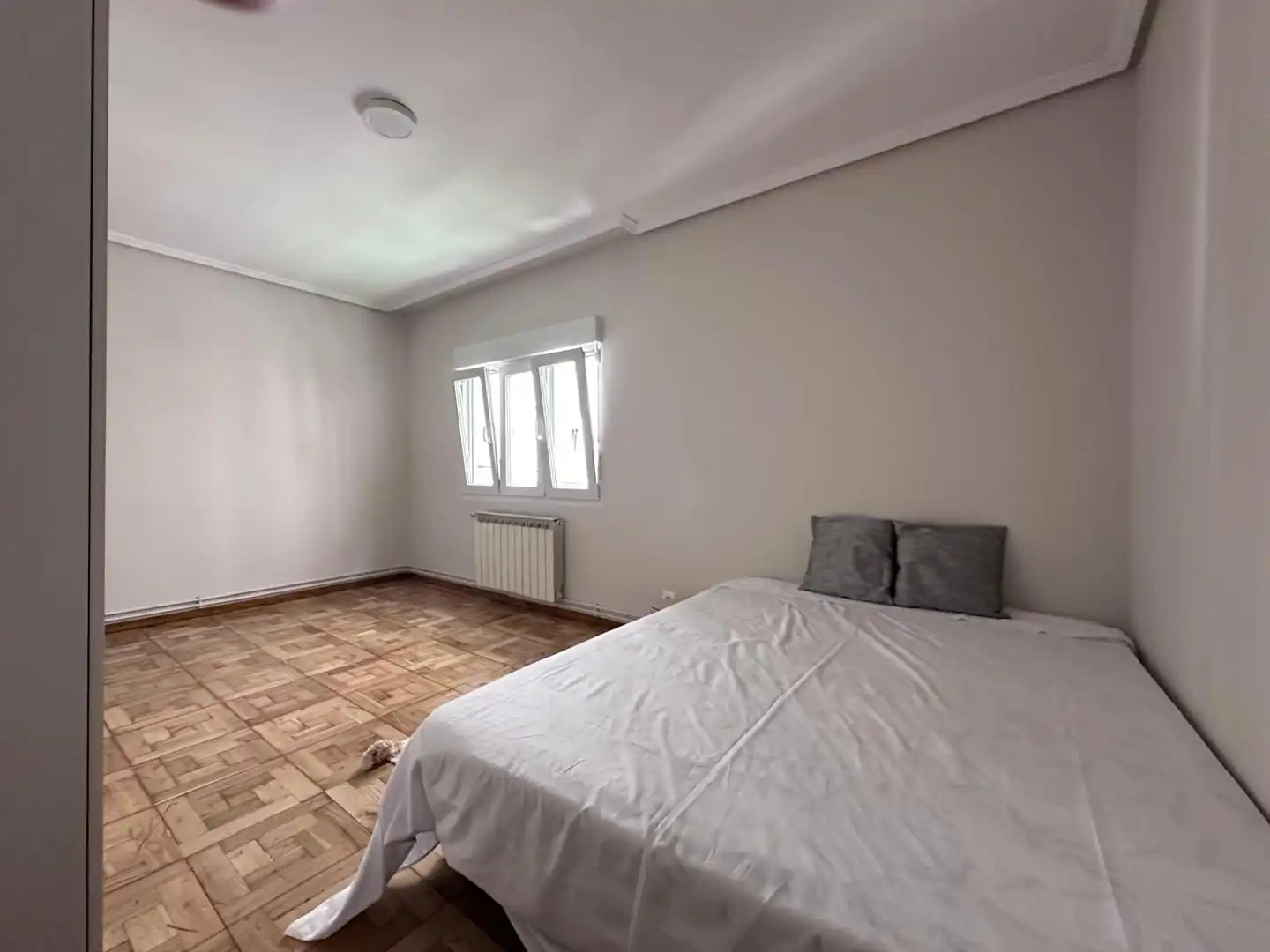 Schlafzimmer von Wohnung zur Miete in Santander mit Heizung und Möbliert
