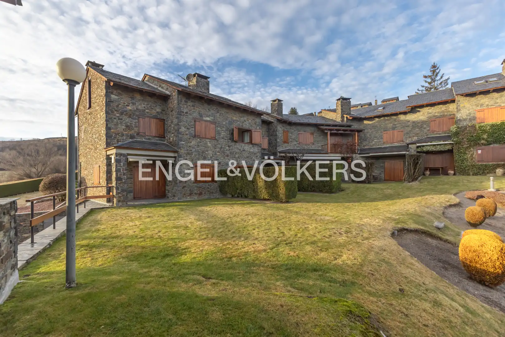 Vista exterior de Casa adosada en venta en Ger con Calefacción, Jardín privado y Parquet