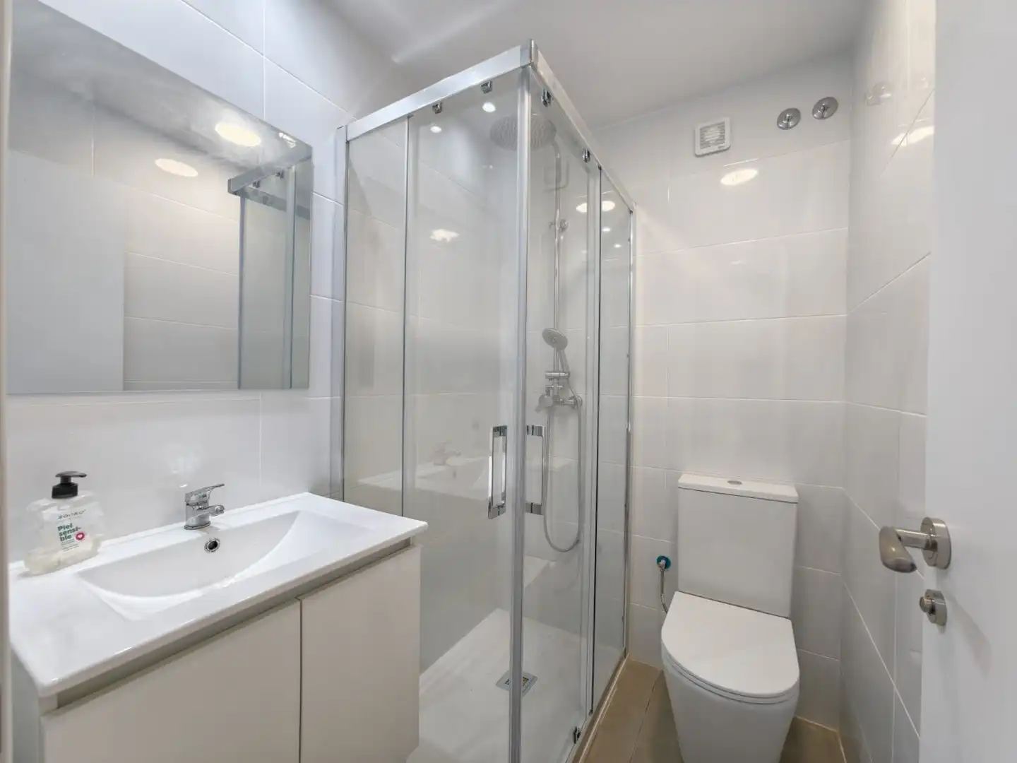 Bathroom of Flat for sale in Cornellà de Llobregat