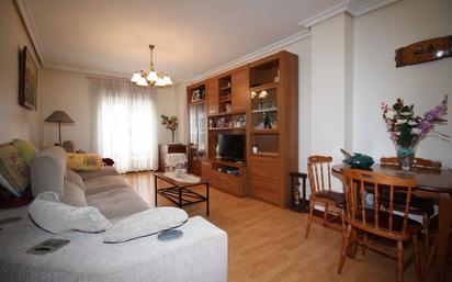 Living room of Flat for sale in Valladolid Capital  with Heating, Parquet flooring and Oven