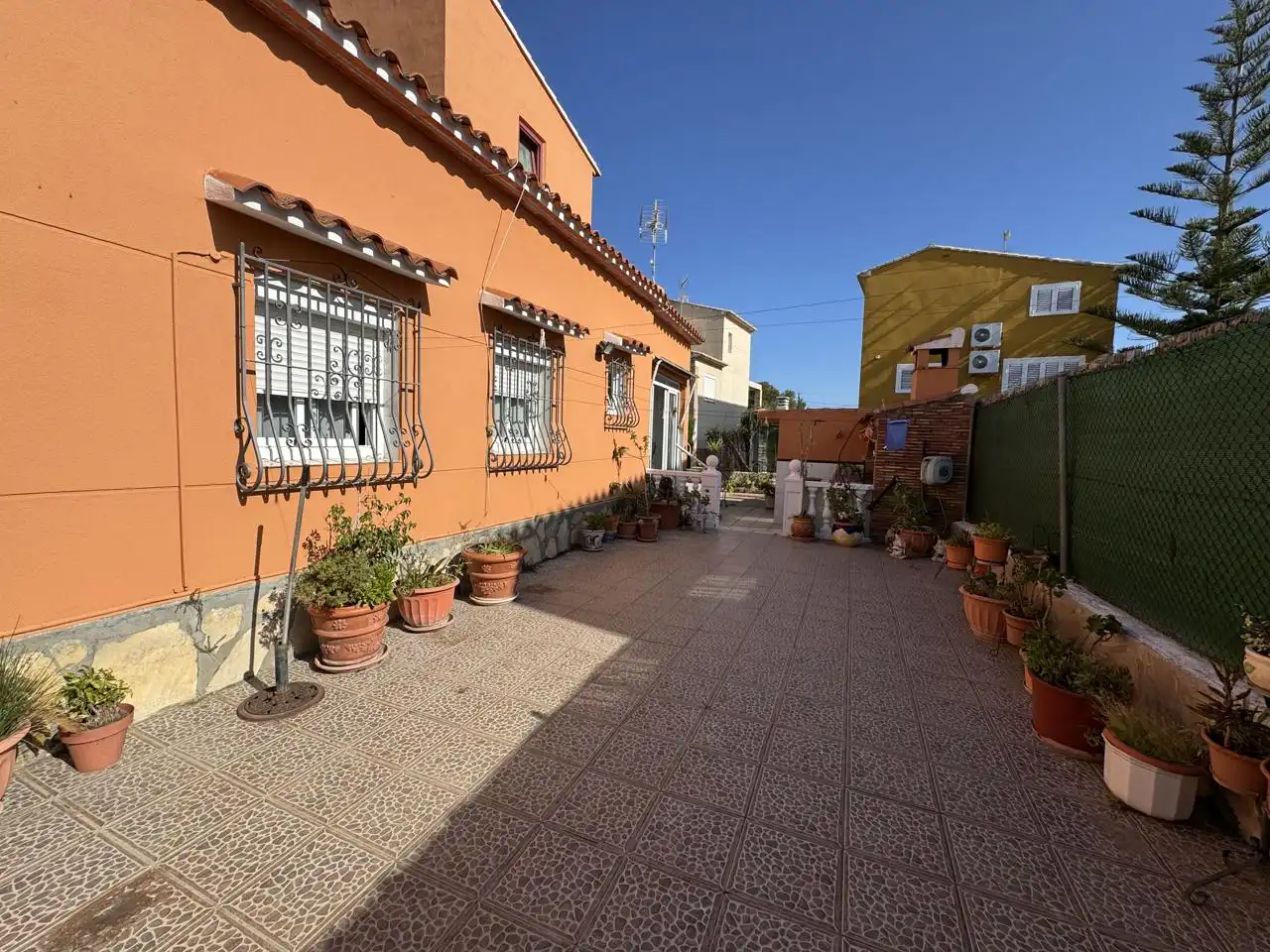 Vista exterior de Casa o xalet en venda en Oliva amb Aire condicionat