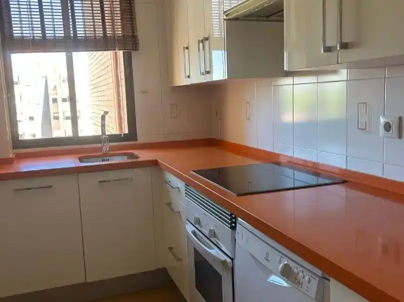 Cuina de Pis en venda en Sevilla amb Aire condicionat i Moblat