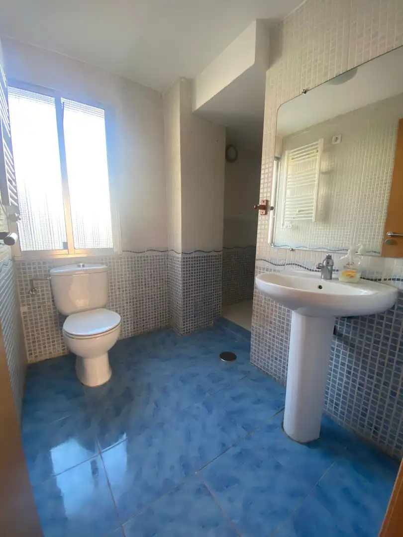 Bany de Casa o xalet en venda en Casarrubios del Monte amb Jardí privat, Piscina i Moblat