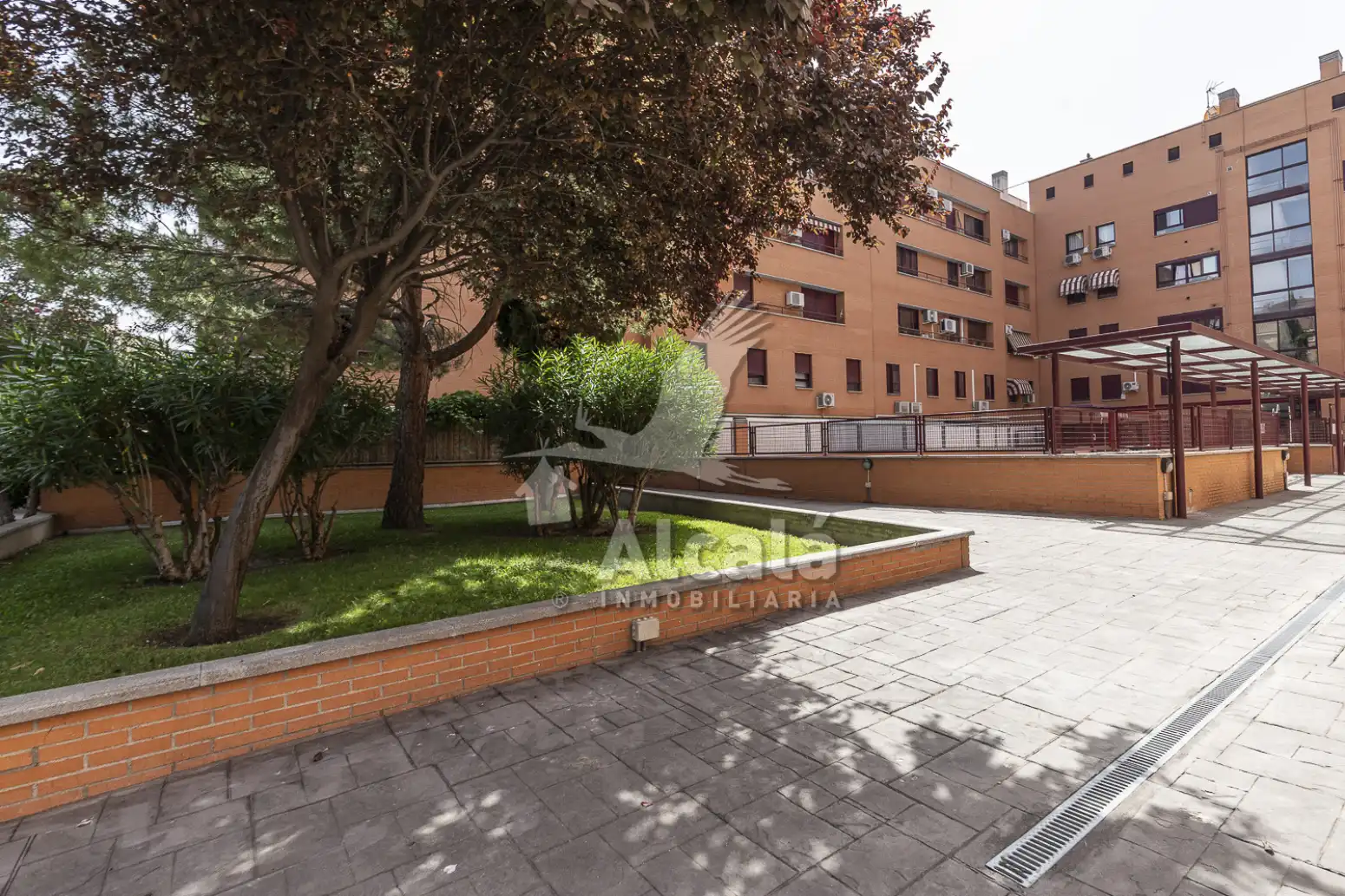 Vista exterior de Pis en venda en Alcalá de Henares amb Calefacció, Traster i Piscina