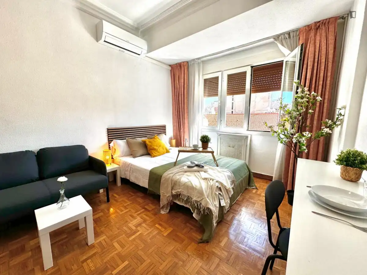 Dormitori de Casa o xalet per a compartir en  Madrid Capital amb Calefacció, Moblat i Forn