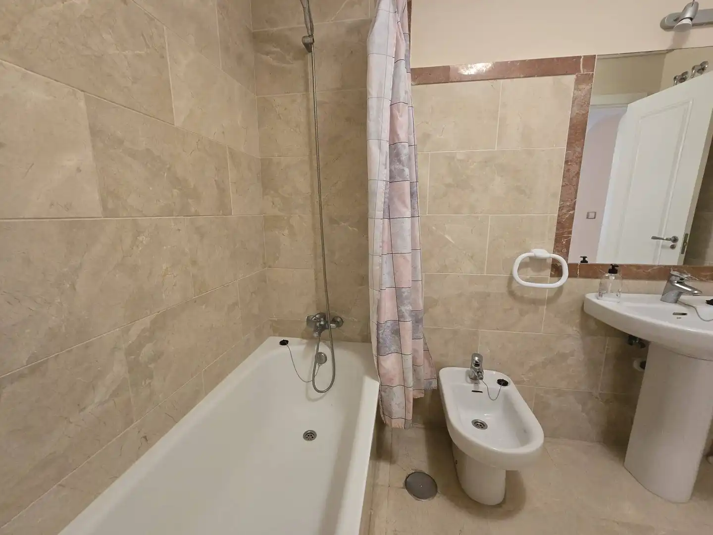 Badezimmer von Erdgeschoss zum Verkauf in Manilva mit Klimaanlage, Terrasse und Möbliert
