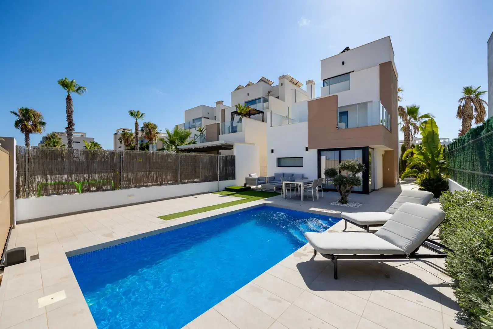 Vista exterior de Casa adosada en venda en Guardamar del Segura amb Aire condicionat, Jardí privat i Terrassa