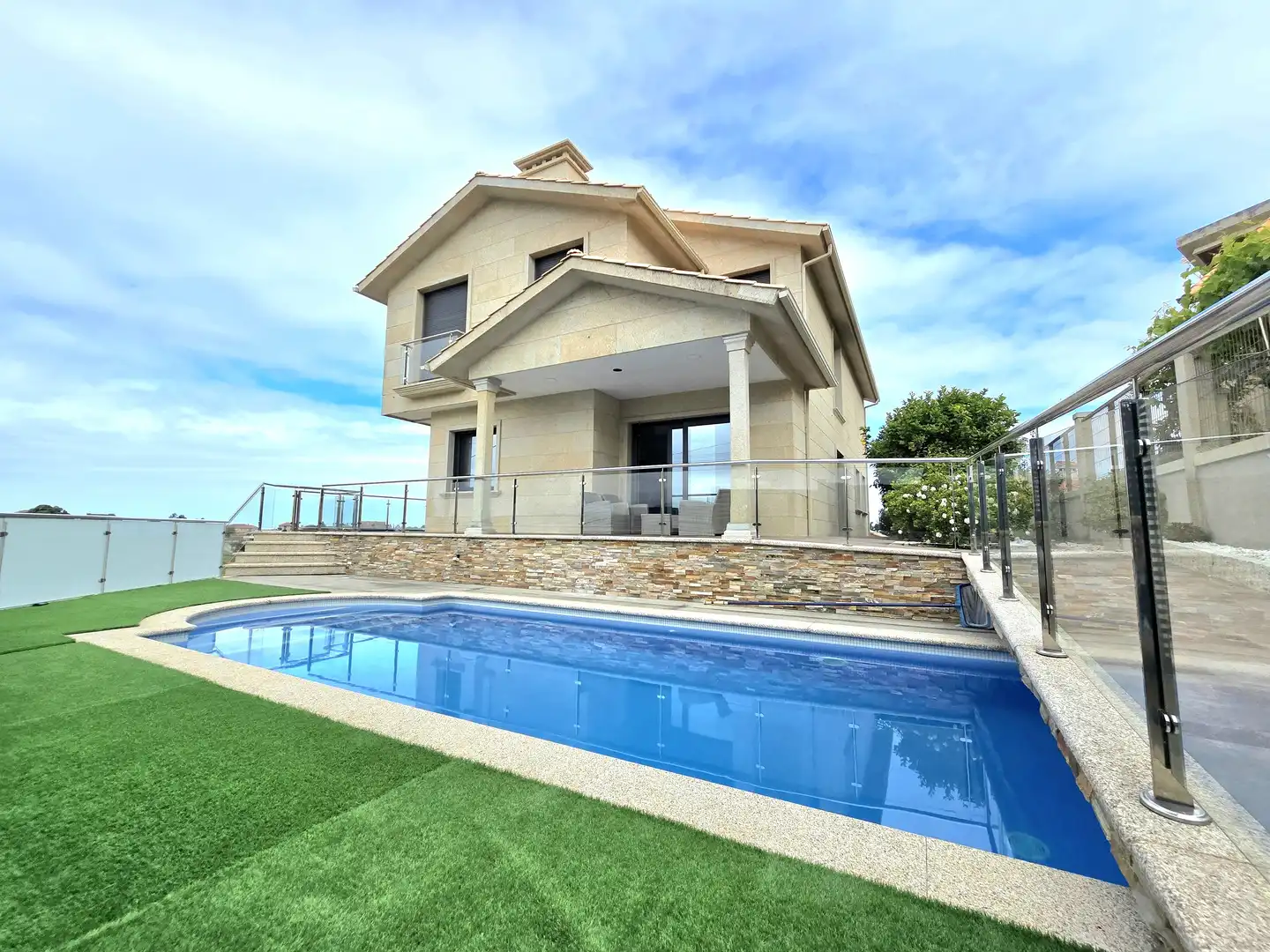 Piscina de Casa o xalet en venda en Vigo  amb Calefacció, Jardí privat i Terrassa