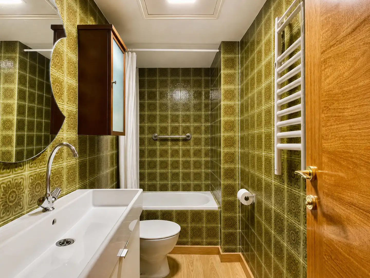 Badezimmer von Dachboden zum Verkauf in Caldes d'Estrac mit Klimaanlage, Heizung und Terrasse