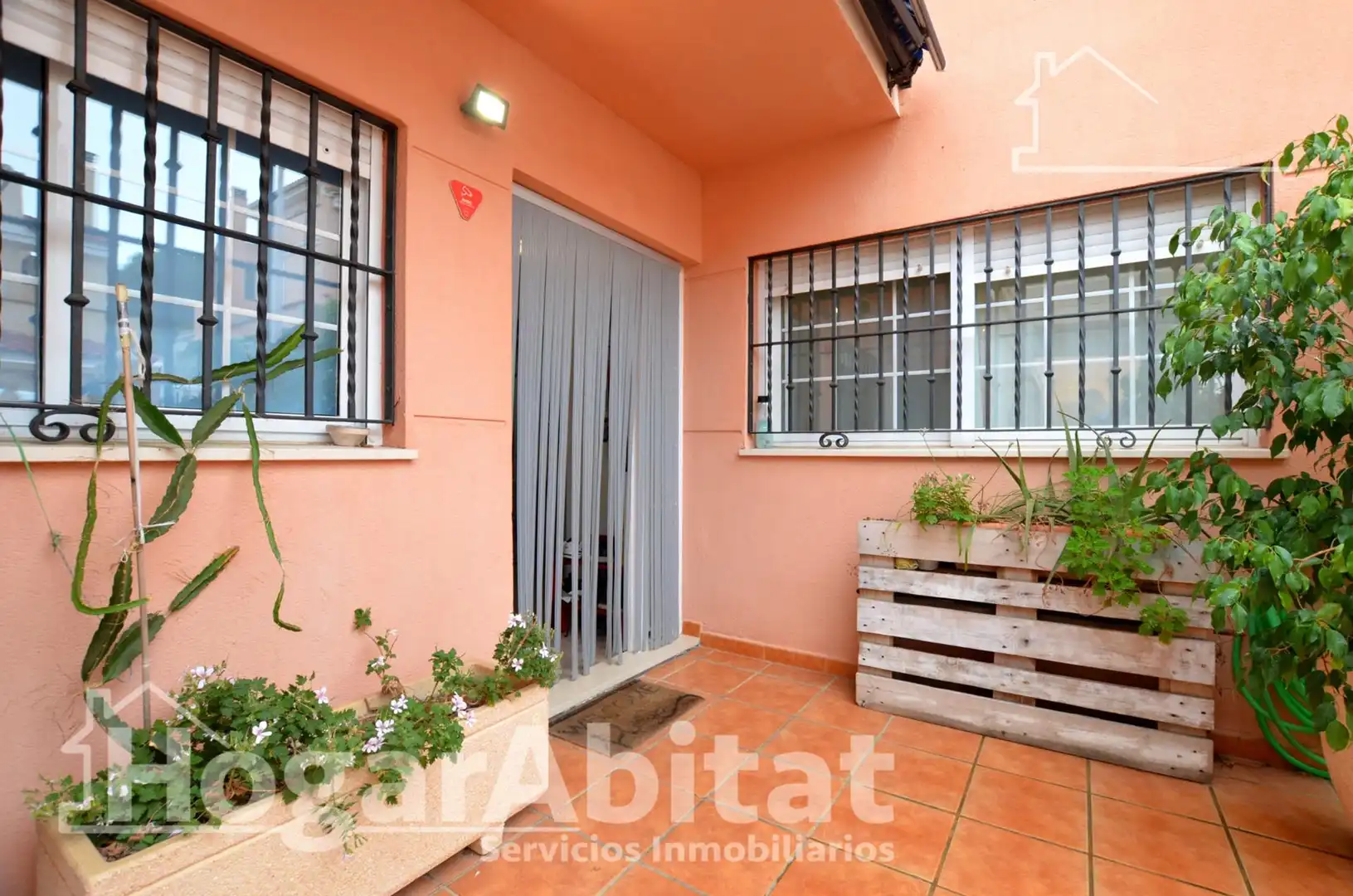 Außenansicht von Einfamilien-Reihenhaus zum Verkauf in Cullera mit Privatgarten, Terrasse und Abstellraum