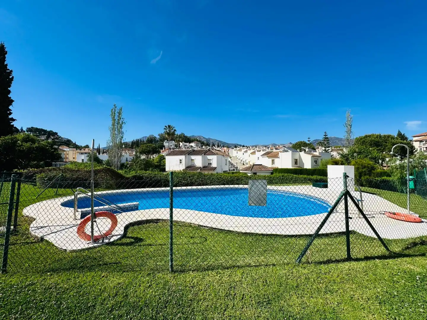 Piscina de Casa adosada en venda en Mijas amb Aire condicionat, Calefacció i Jardí privat
