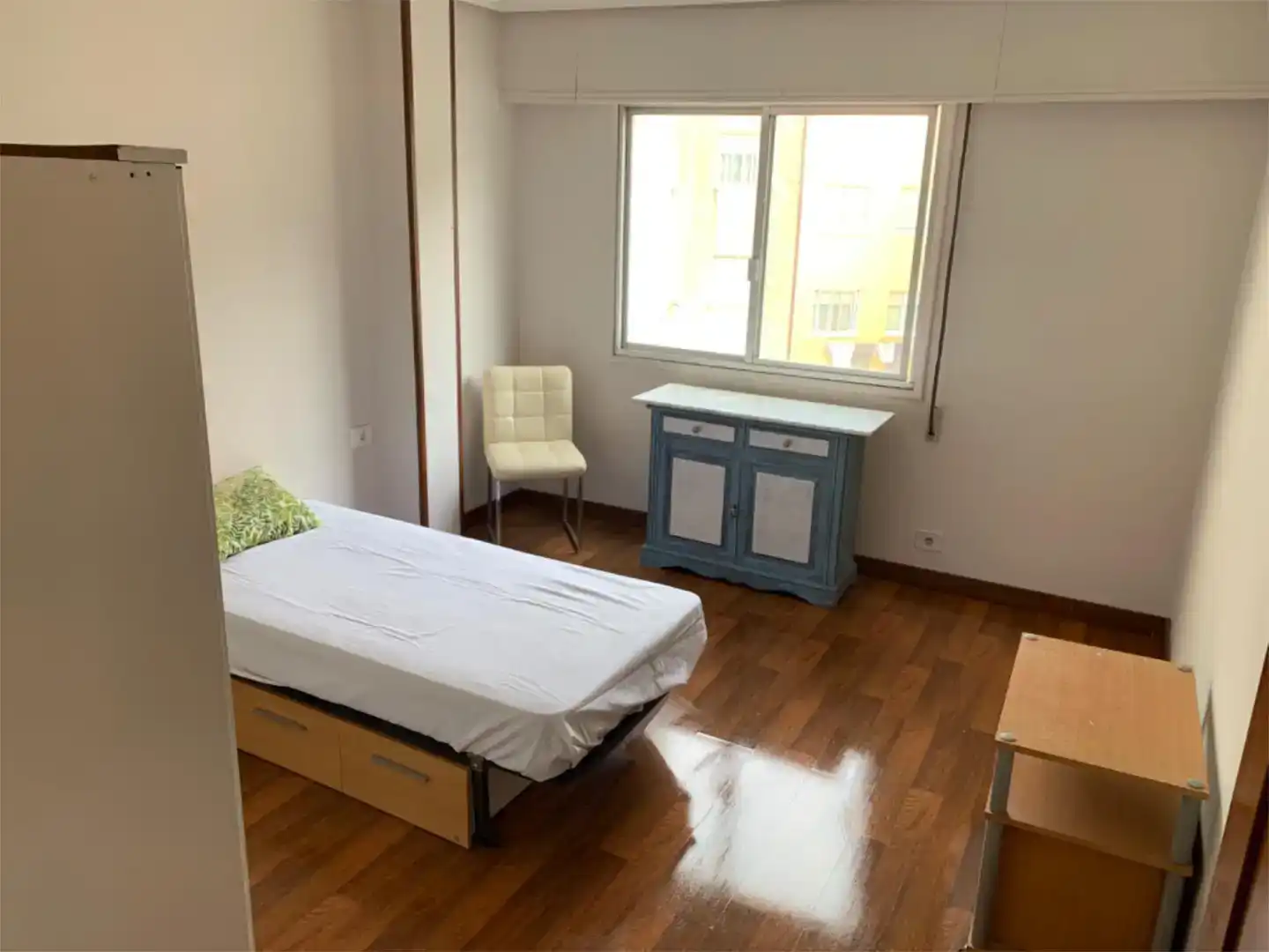 Dormitori de Pis per a compartir en Ferrol amb Parquet i Moblat
