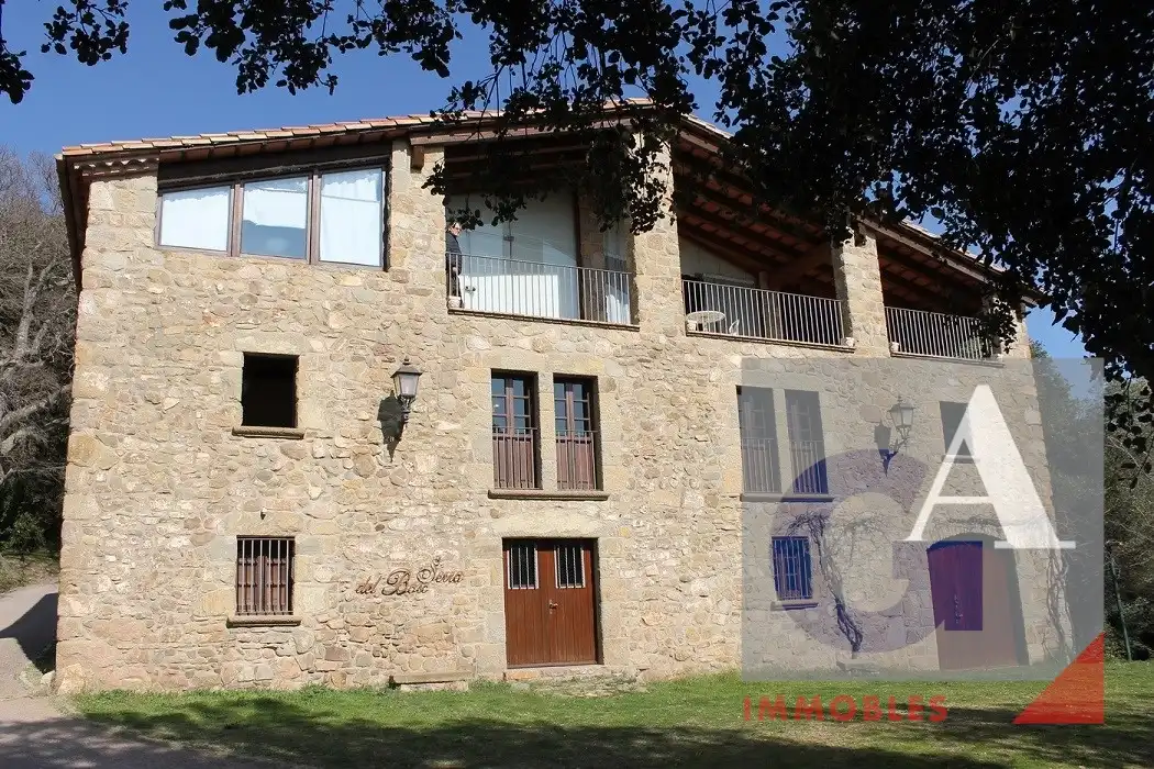 Casa rústica amb terrassa en venda a Sant Joan Les Fonts