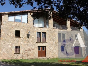 Casa rústica amb balcó en venda a Sant Joan Les Fonts