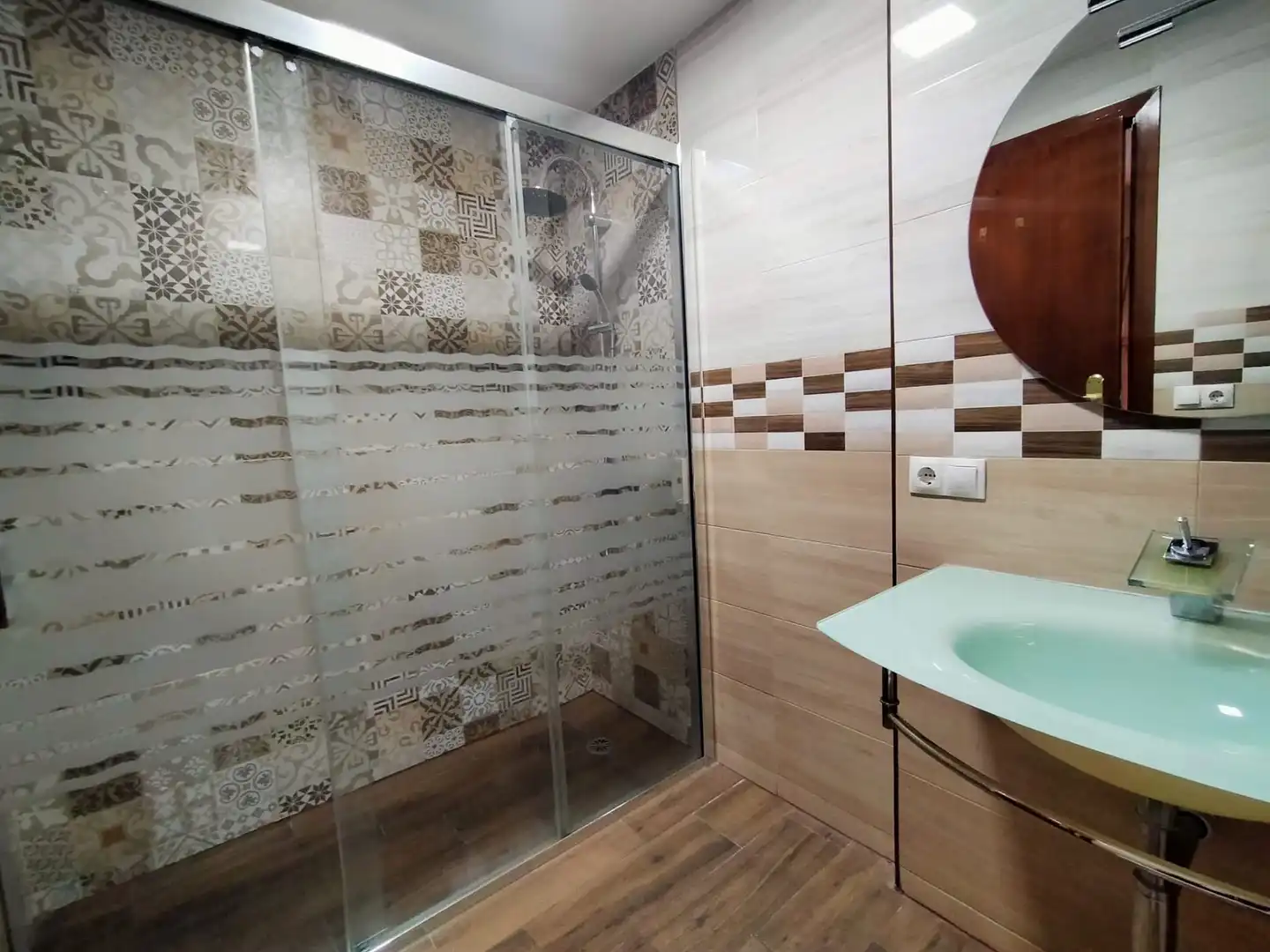 Bathroom of Flat for sale in Sevilla  with Air Conditioner and Terrace