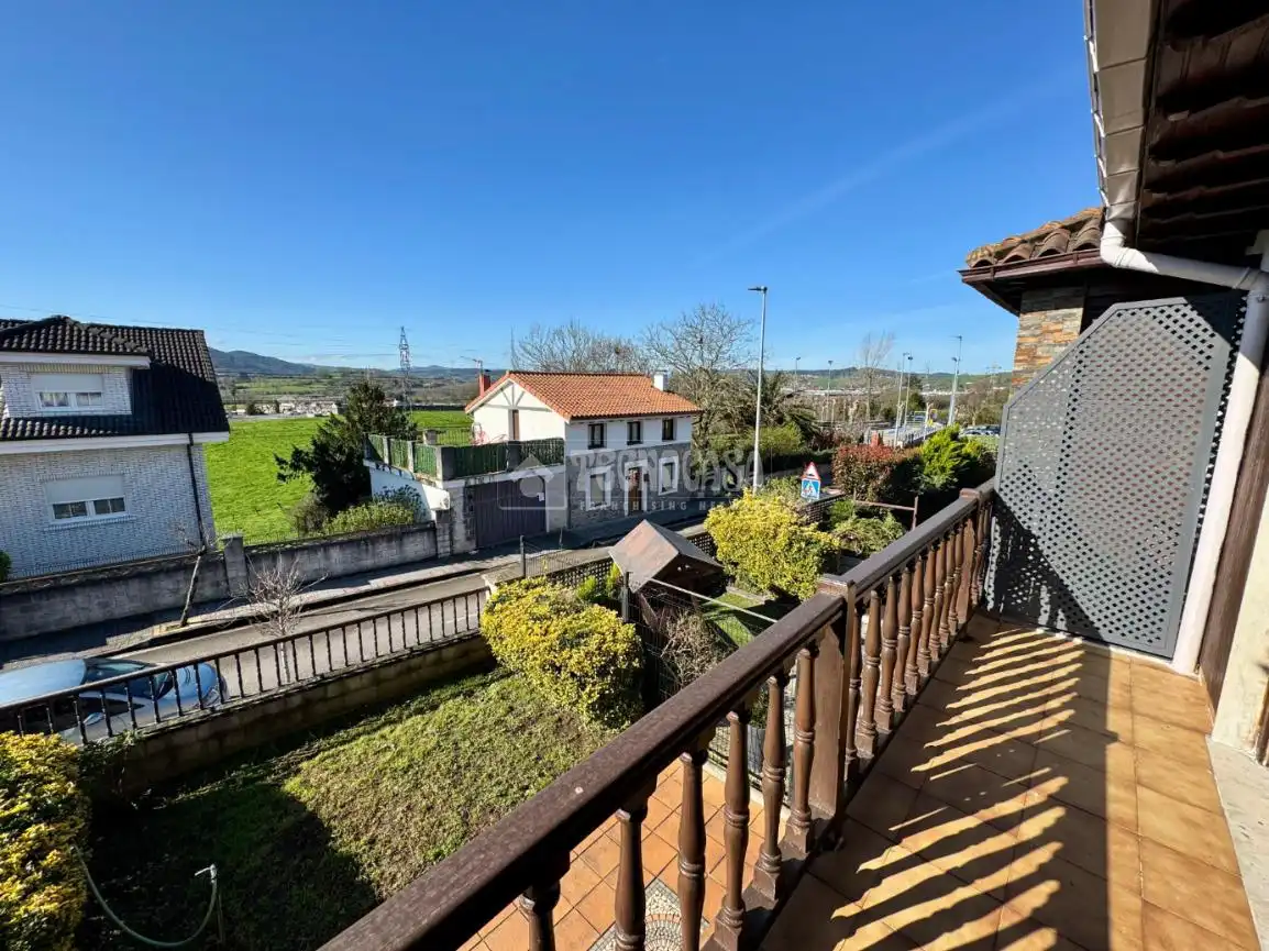 Casa adosada en venta en El Astillero
