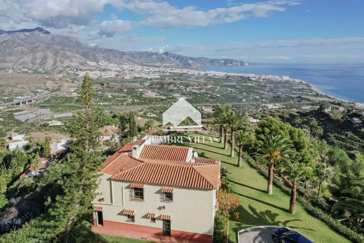 Vista exterior de Casa o xalet en venda en Nerja amb Jardí privat i Terrassa