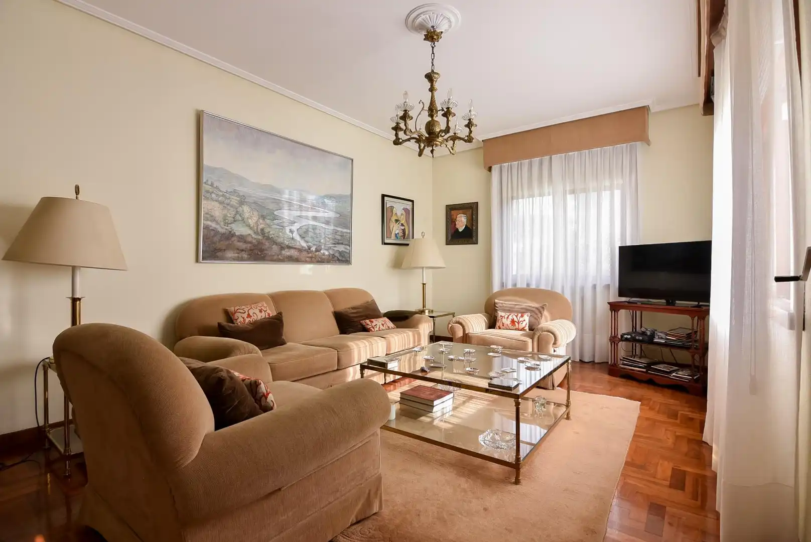 Sala d'estar de Casa o xalet en venda en A Coruña Capital  amb Calefacció, Jardí privat i Parquet