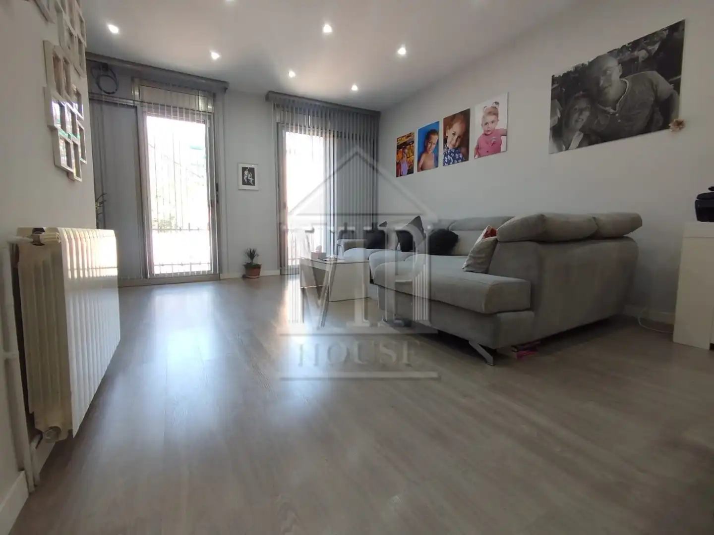 Wohnzimmer von Einfamilien-Reihenhaus zum Verkauf in Badalona mit Klimaanlage, Heizung und Parkett