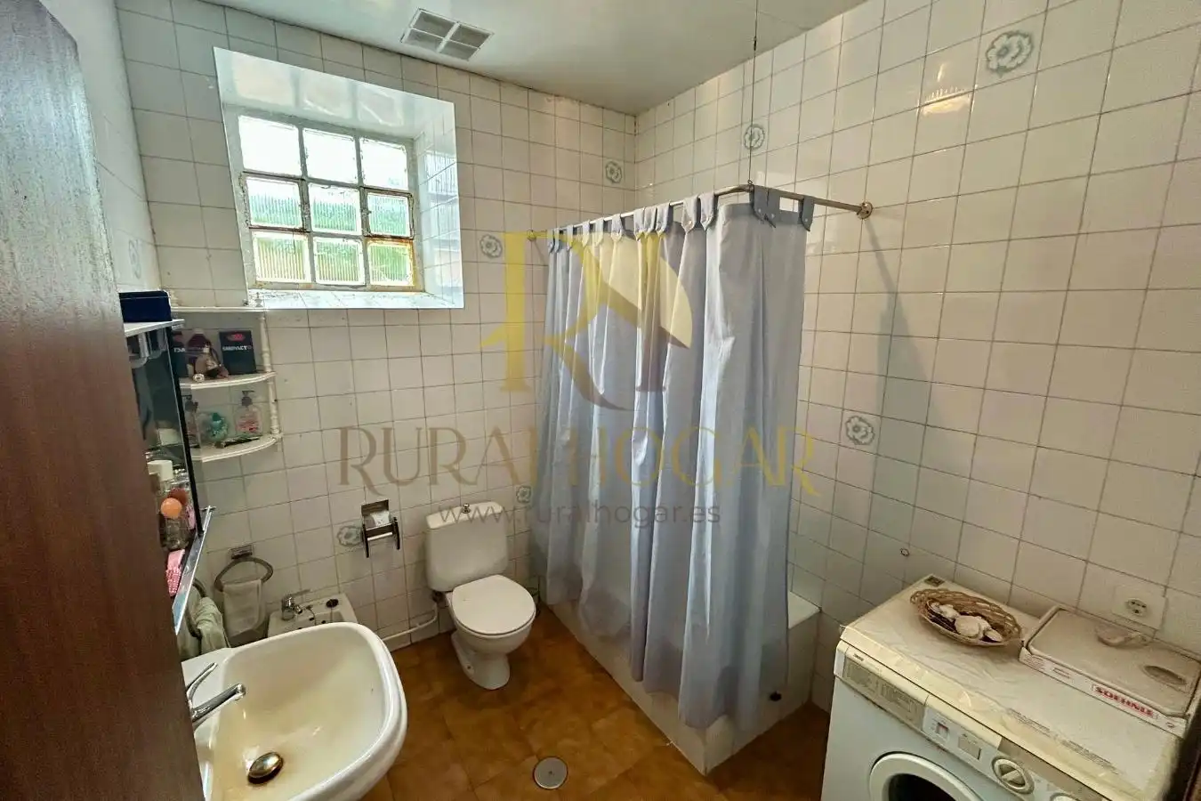 Baño de Casa adosada en venta en Cabrillanes con Calefacción, Jardín privado y Amueblado