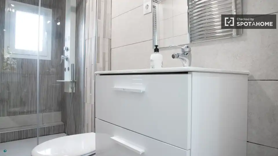 Bathroom of Flat for rent in Madrid  with Air Conditioner, Heating and Furnished