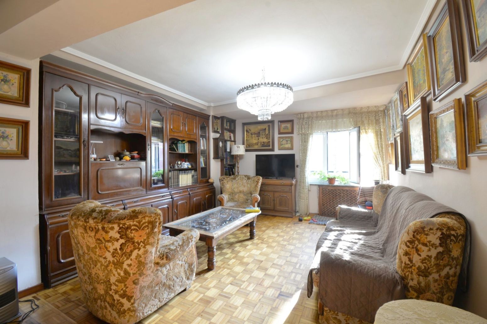Sala d'estar de Pis en venda en Oviedo  amb Calefacció, Parquet i Terrassa