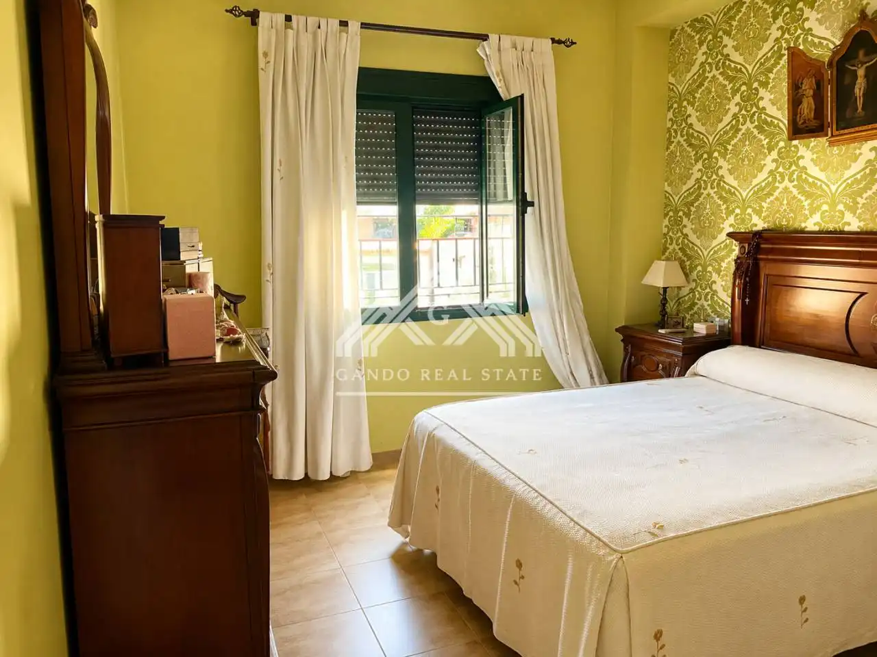 Dormitori de Casa adosada en venda en Dos Hermanas amb Aire condicionat i Jardí privat