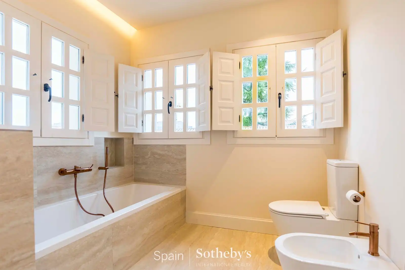 Bany de Casa o xalet de lloguer en Madrid amb Aire condicionat, Calefacció i Jardí privat