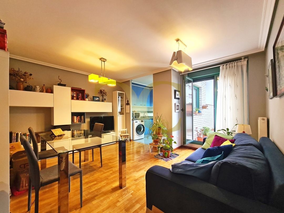 Sala d'estar de Apartament en venda en Oviedo  amb Calefacció i Terrassa