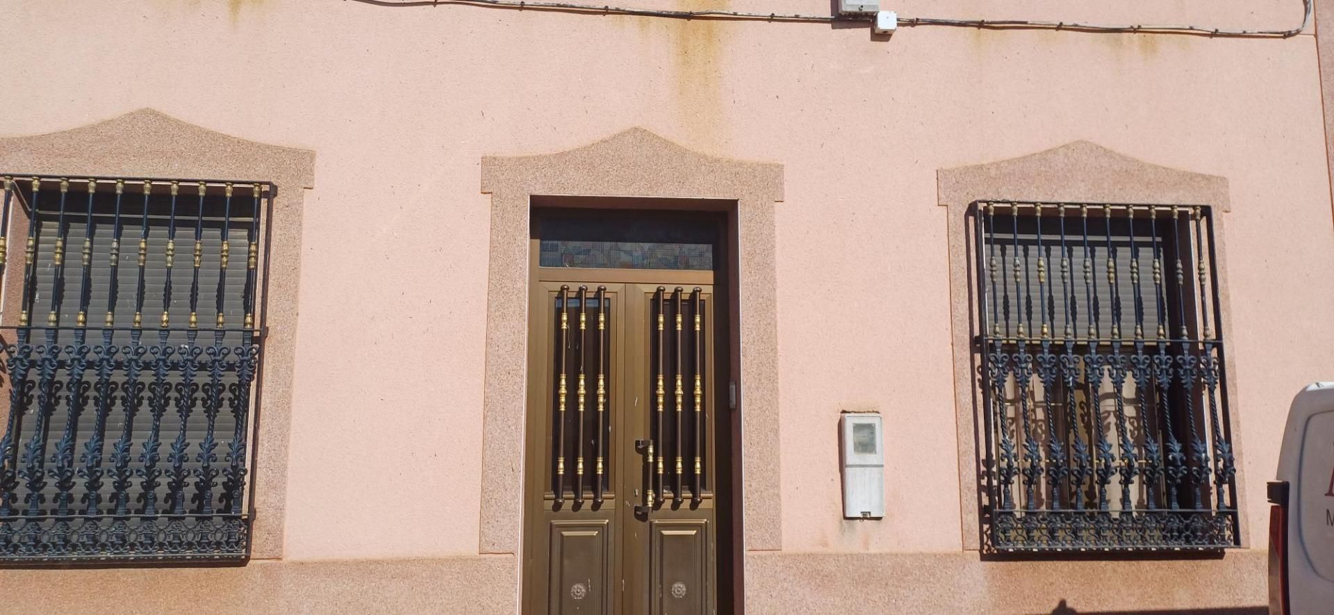 Vista exterior de Casa o xalet en venda en Arroyo de San Serván amb Jardí privat