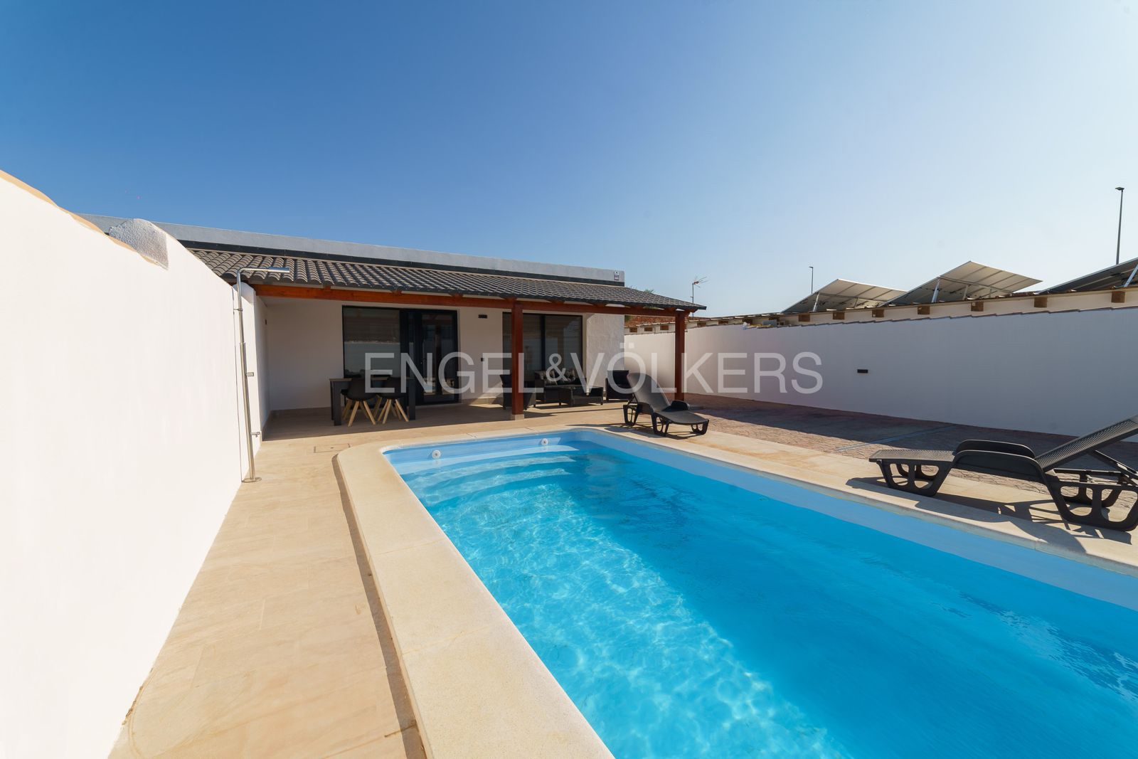Exterior view of Single-family semi-detached to rent in Chiclana de la Frontera  with Air Conditioner, Heating and Terrace