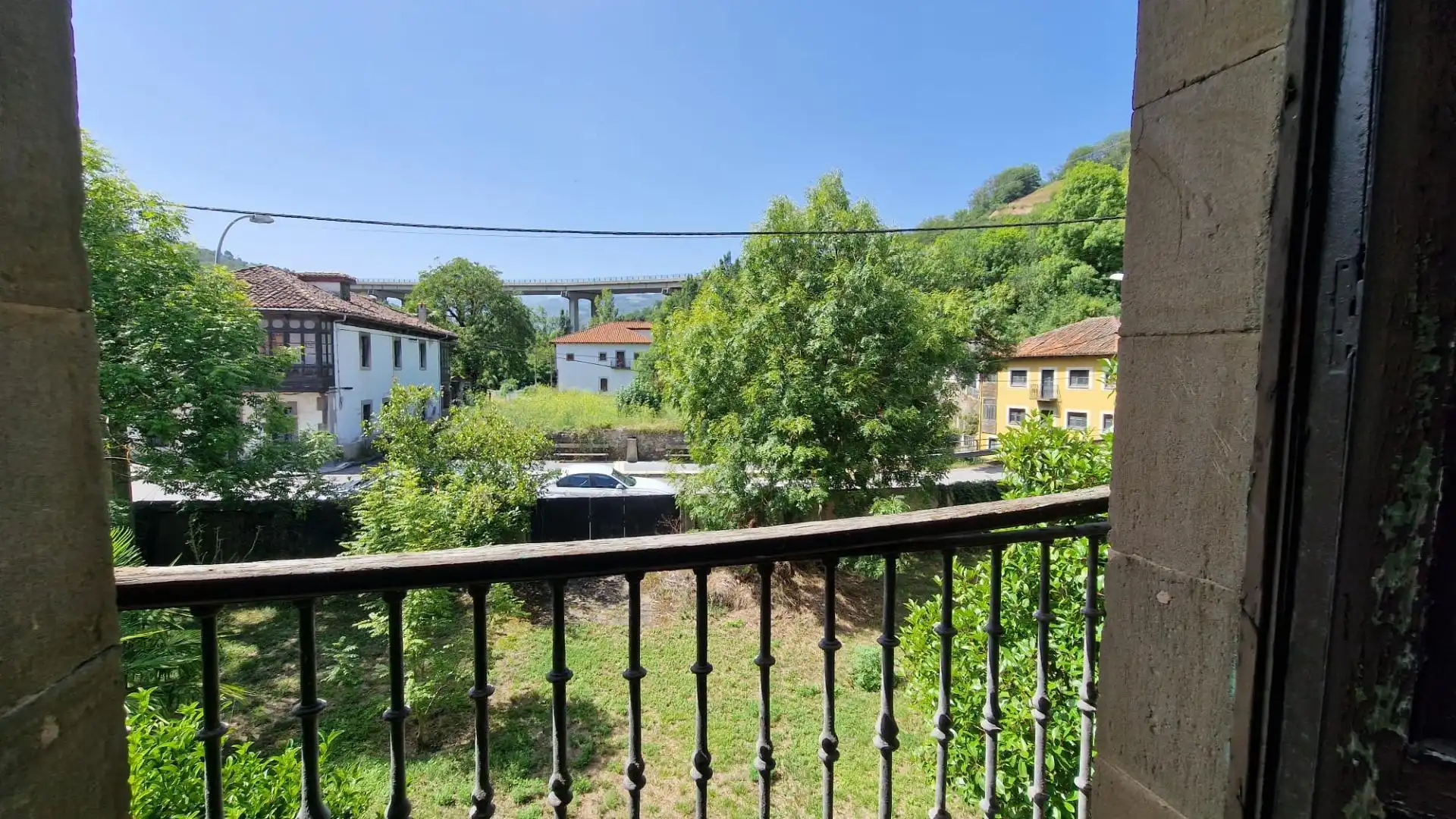Vista exterior de Finca rústica en venda en Lena amb Jardí privat, Terrassa i Balcó