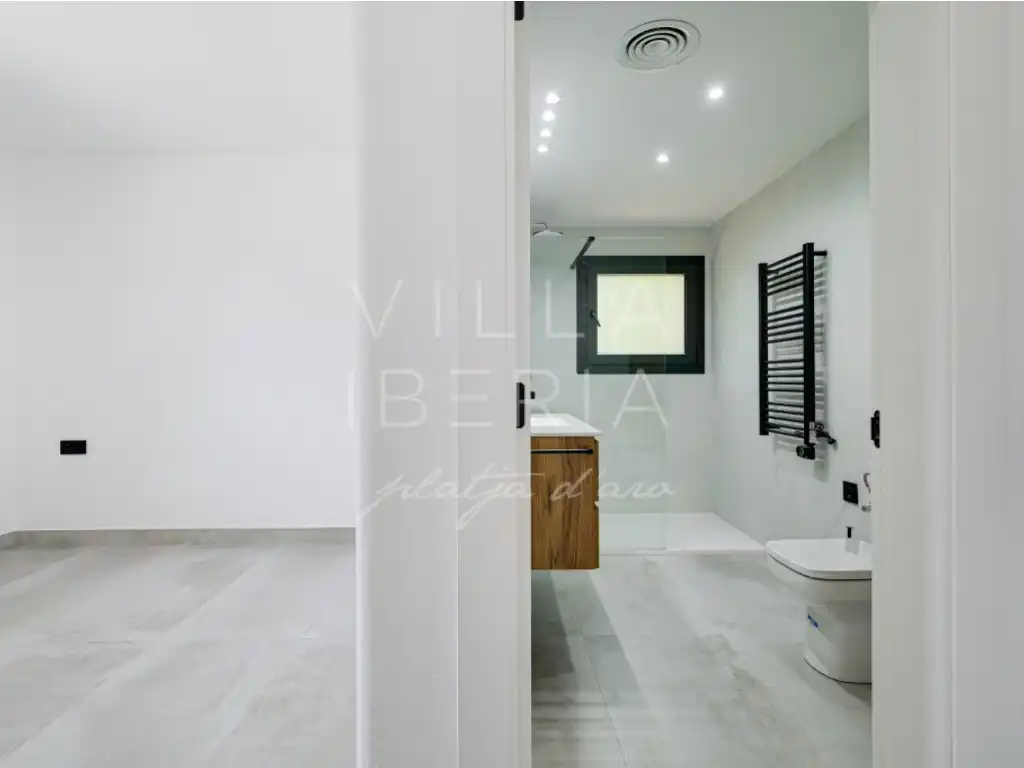 Bathroom of Houses for sale in Castell d'Aro, Platja d'Aro i s'Agaró  with Swimming Pool
