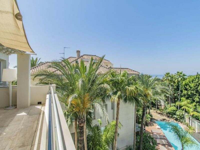Vista exterior de Àtic de lloguer en Marbella amb Aire condicionat, Terrassa i Traster
