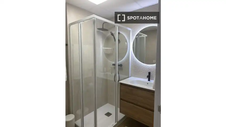 Baño de Piso de alquiler en Valencia con Aire acondicionado, Calefacción y Amueblado