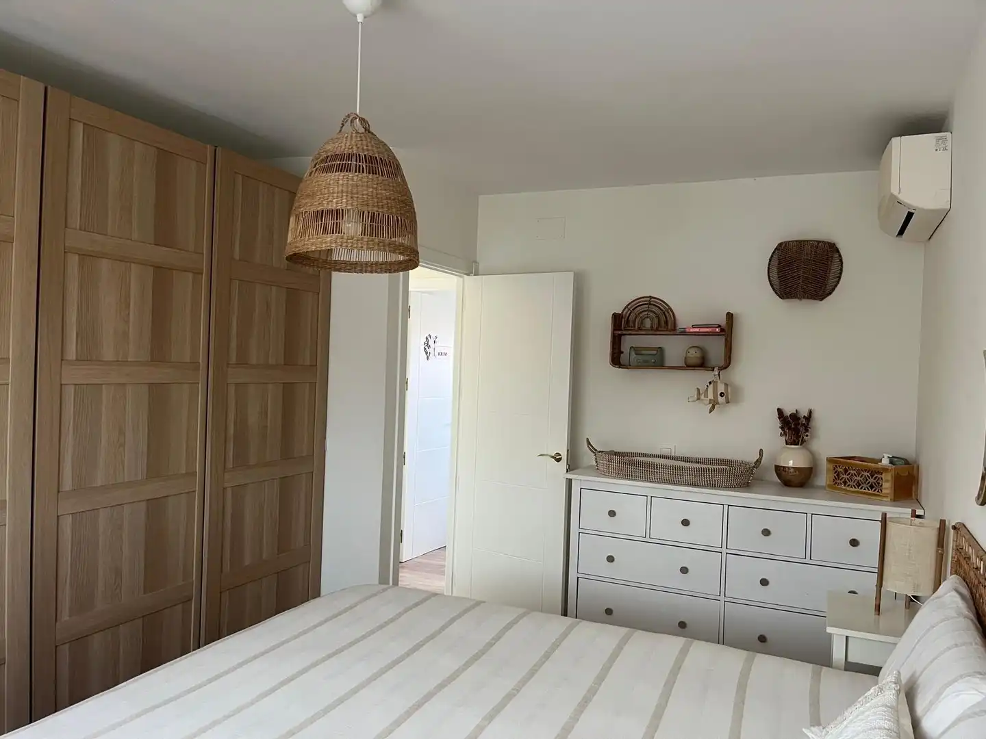 Habitación de Casa adosada de alquiler en Madrid con Calefacción, Jardín privado y Amueblado
