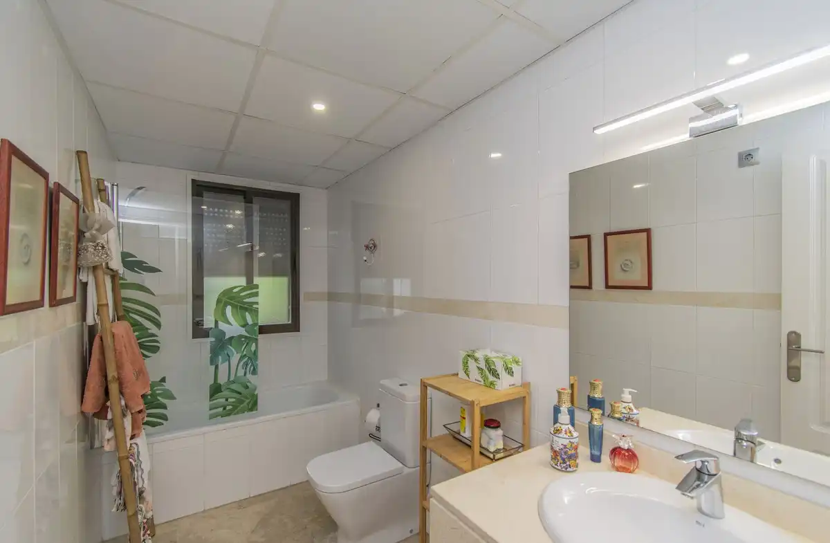 Bany de Apartament en venda en Estepona amb Aire condicionat, Traster i Moblat