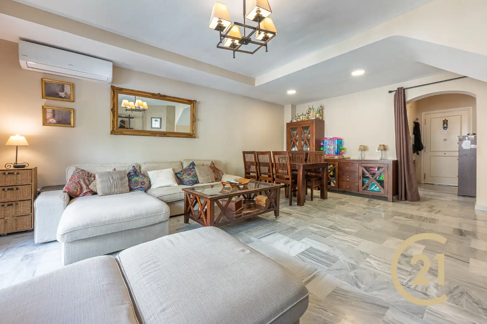 Sala d'estar de Casa adosada en venda en Marbella amb Aire condicionat, Jardí privat i Terrassa