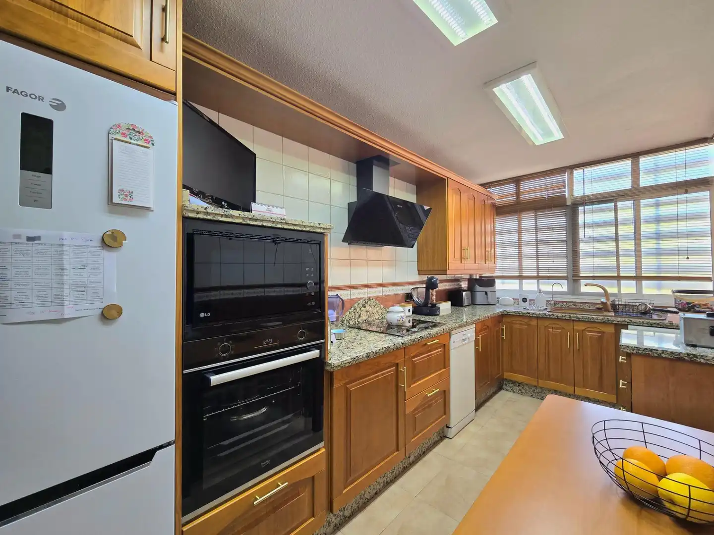 Küche von Wohnung zum Verkauf in Torremolinos mit Klimaanlage, Parkett und Terrasse