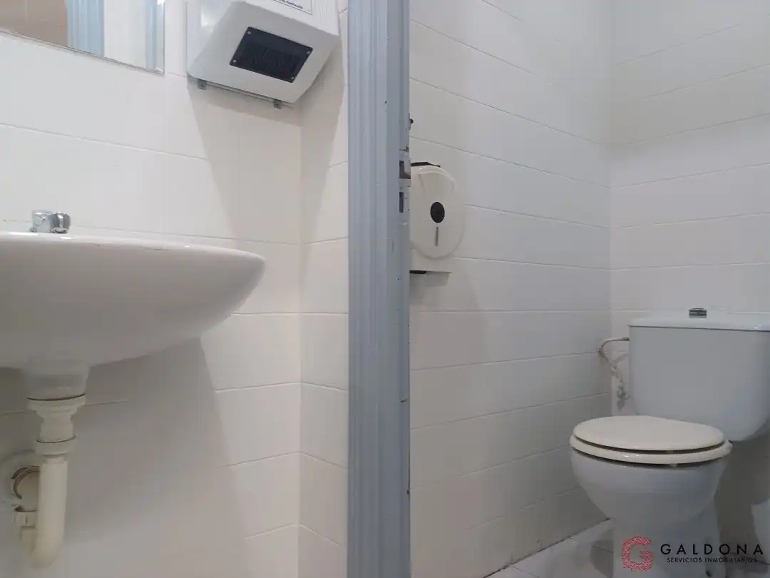 Bany de Local en venda en Donostia - San Sebastián  amb Aire condicionat