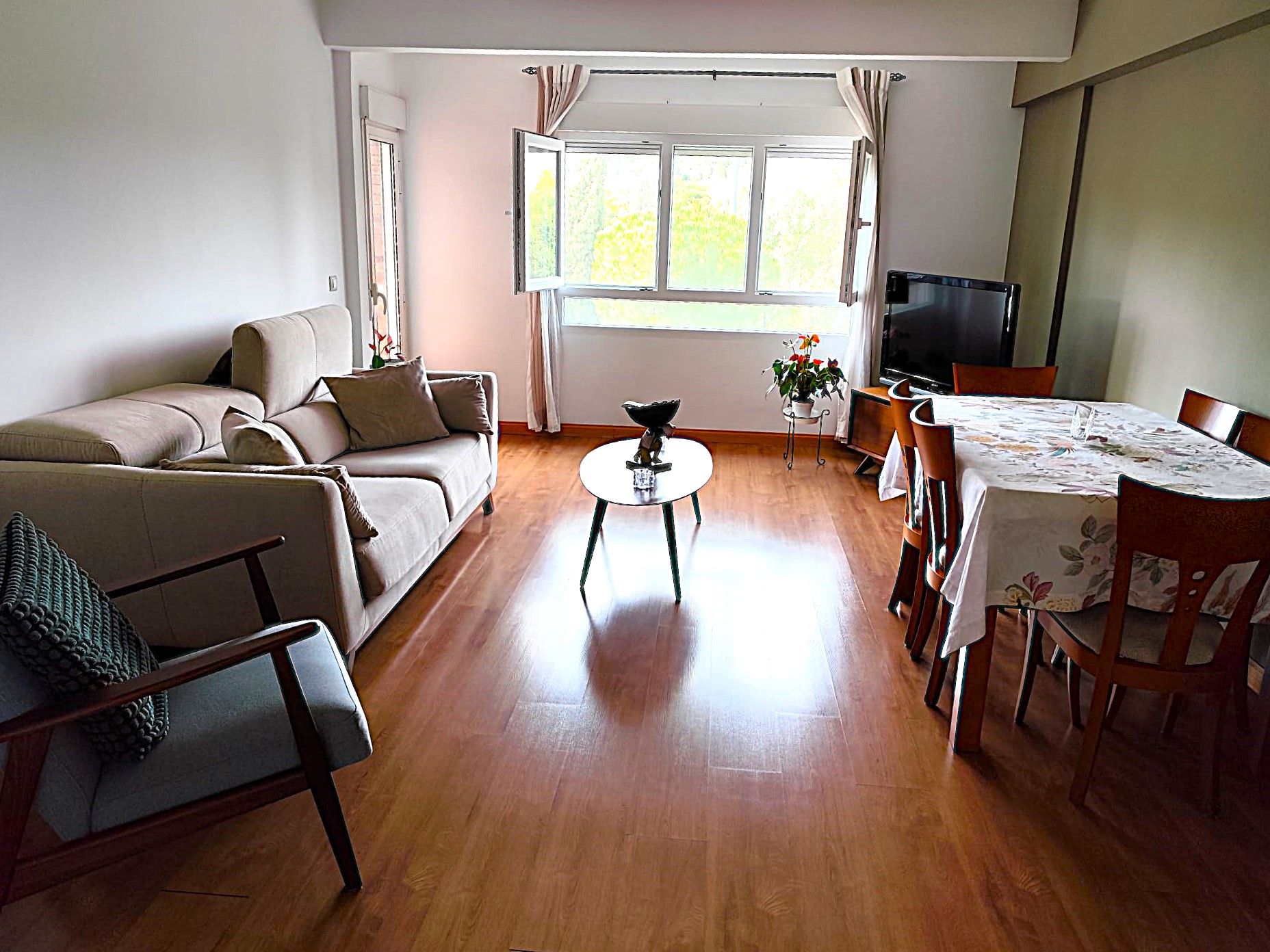 Living room of Flat for sale in Aranjuez  with Air Conditioner, Heating and Parquet flooring