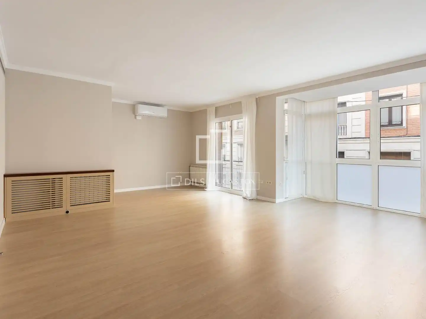 Außenansicht von Wohnung zum Verkauf in Barcelona mit Klimaanlage und Heizung