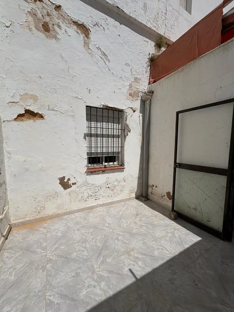 Vista exterior de Casa adosada en venda en Carmona amb Aire condicionat i Terrassa