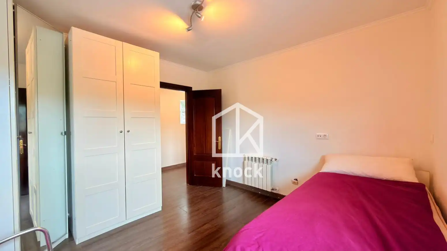 Dormitori de Casa o xalet en venda en Oviedo  amb Calefacció, Parquet i Terrassa