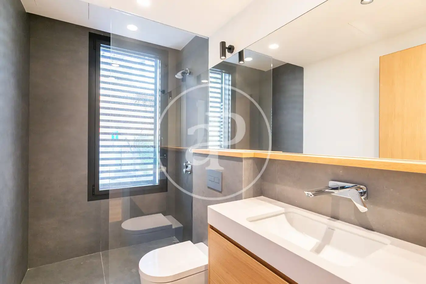 Bathroom of Flat for rent in Barcelona  with Air Conditioner, Heating and Private garden