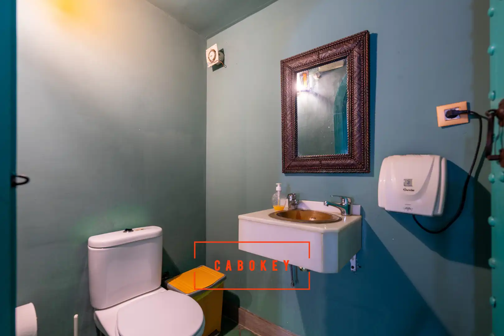 Baño de Local en traspaso en Almería con Aire acondicionado, Calefacción y Amueblado