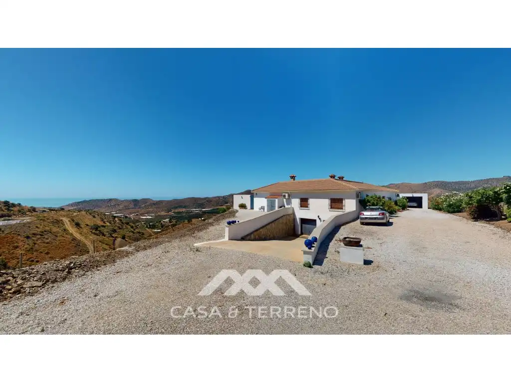 Vista exterior de Casa o xalet en venda en Iznate amb Aire condicionat, Calefacció i Jardí privat